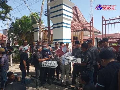 Jurnalis Sampang Bersatu Demo Damai Tolak Isi Draf RUU Penyiaran di Kantor DPRD Sampang