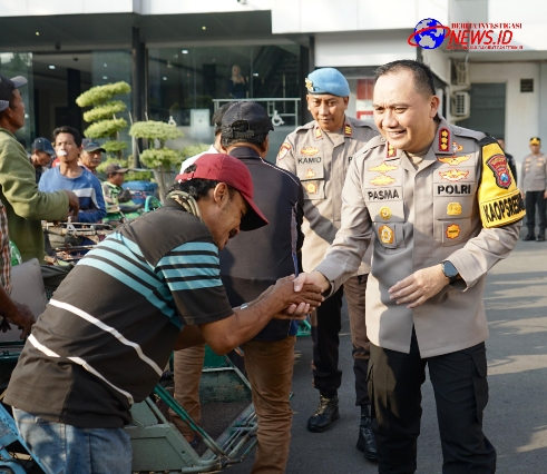Tebar Kebahagiaan, Kapolrestabes Surabaya Kembali Gelar Sarapan Bareng dan Berbagi Sembako Dengan Abang Becak
