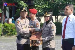 Kapolresta Sidoarjo Berikan Penghargaan Kepada 73 Anggota