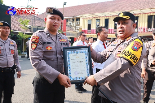 Kapolres Pelabuhan Tanjung Perak Beri Penghargaan Kepada Puluhan Anggota Berprestasi