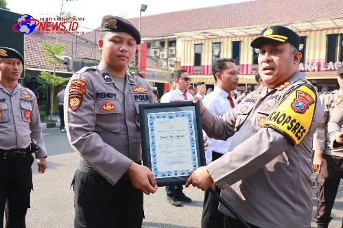 Kapolres Pelabuhan Tanjung Perak Beri Penghargaan Kepada Puluhan Anggota Berprestasi
