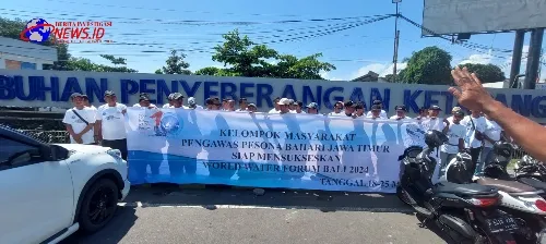Bersama Polisi Jaga Jalur Penyeberangan di Pelabuhan Rakyat Pokmas Kelautan Banyuwangi Dukung WWF ke -10