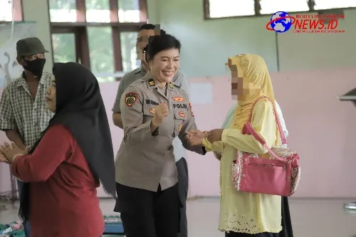 Polwan Polres Mojokerto Hibur ODGJ Dengan Joget Poco-Poco