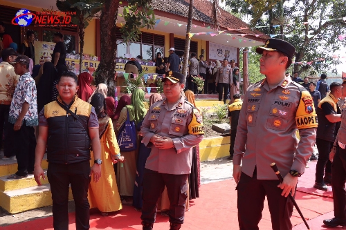 Polda Jatim Gelar Baksos dan Bakkes Laksanakan Program "Polisi Baik" di Lamongan