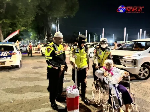 Aksi Polwan Polres Lumajang Sigap Bantu Calon Jamaah Haji Lansia
