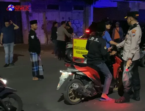 Polsek Simokerto Berhasil Amankan Pemuda Bawa Sajam dan Pil Koplo Dalam Giat Operasi Kejahatan Malam Serta Beri Hadiah Coklat ke Pengendara Yang Lengkap