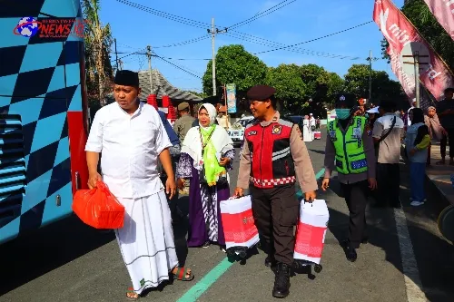Polisi Ramah Lansia Beri Layanan Prima Pemberangkatan CJH Situbondo