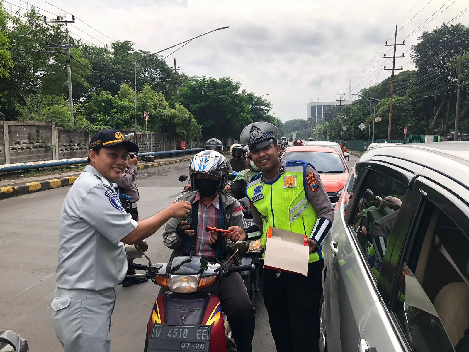 Satlantas Polres Gresik Bagikan Coklat Gelar Kampanye Simpatik Keselamatan di Jalan Raya