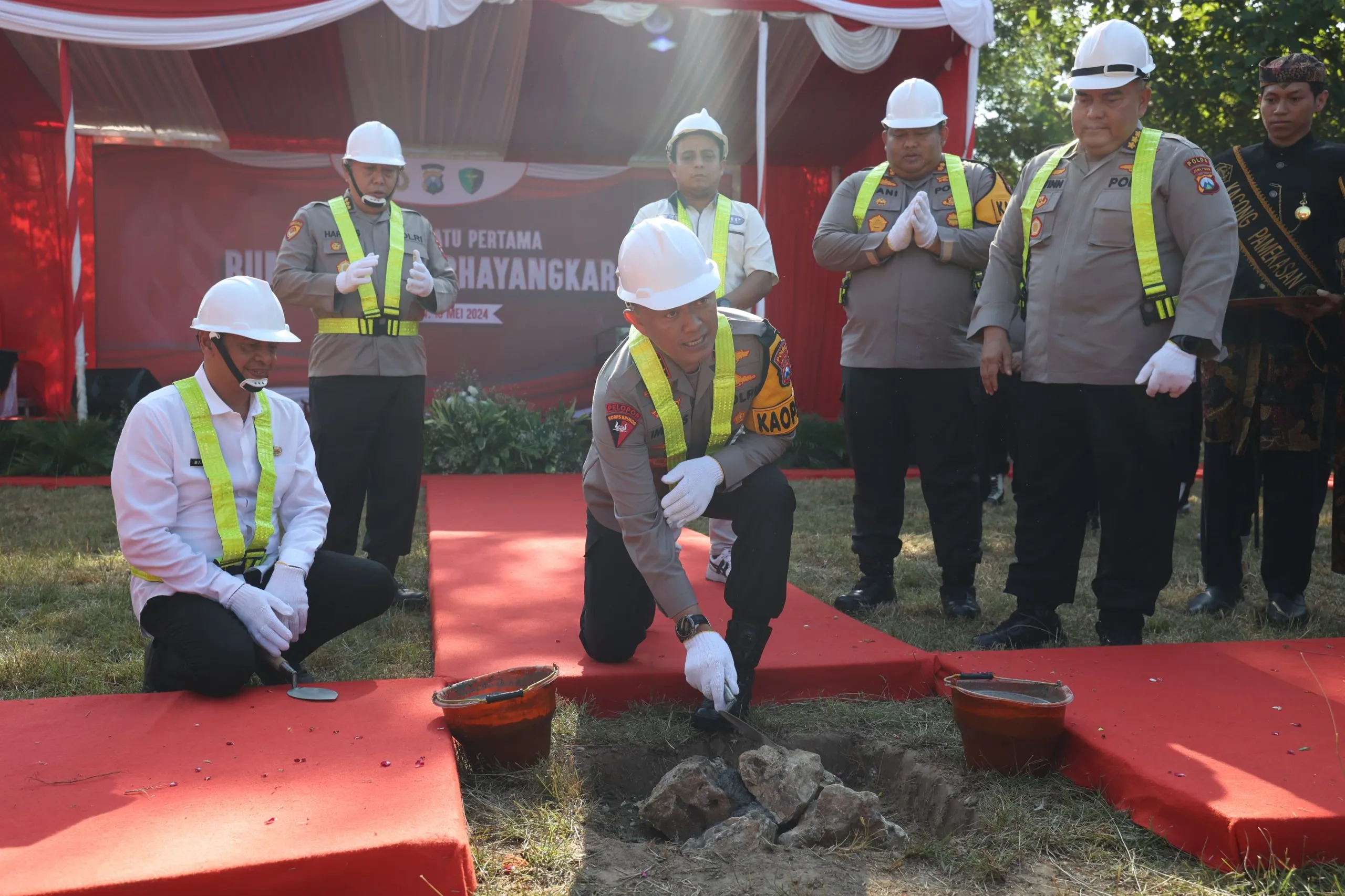 Kapolda Jatim Letakkan Batu Pertama Pembangunan Rumah Sakit Bhayangkara di Pamekasan