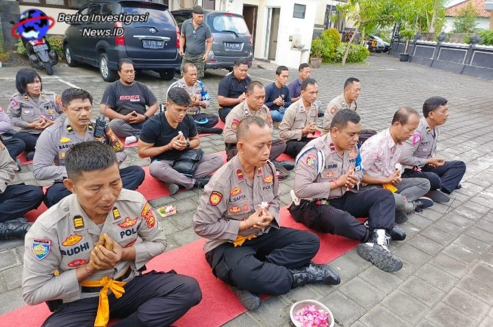 Peringati Hari Buruh, Polsek Denbar Lakukan Persembahyangan Bersama