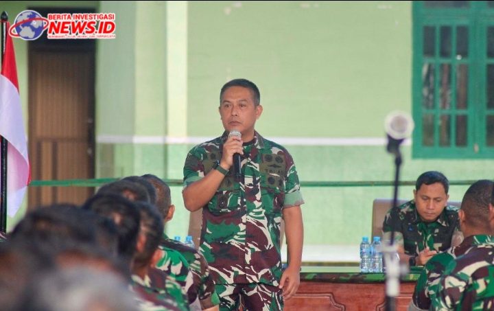 ||FOTO: Danrindam XV/Pattimura Kolonel Inf Budi Santosa, SSos, berikan jam Komandan yang perdana kepada anggotanya. Sumber: Perindam15.