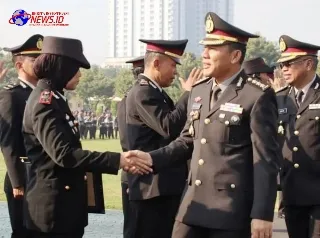 Hari Lahir Pancasila Kapolda Jatim Beri Penghargaan Untuk 120 Anggota Berprestasi
