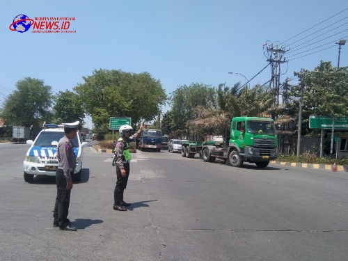 Satlantas Polres Tanjung Perak Tingkatkan Keselamatan Melalui Pengaturan Lalu Lintas Pagi dan Sore Hari
