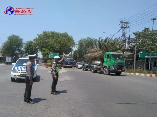 Satlantas Polres Tanjung Perak Tingkatkan Keselamatan Melalui Pengaturan Lalu Lintas Pagi dan Sore Hari