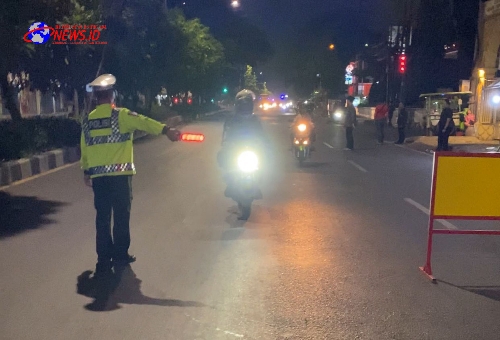 Cegah Kriminal di Surabaya, Kapolsek Simokerto Gelar dan Pimpin Operasi Kejahatan Malam 