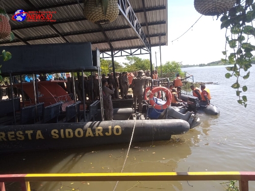 Satuan Brimob Polda Jatim Gelar Lantihan SAR Perkuat Kemampuan Pertolongan di Perairan