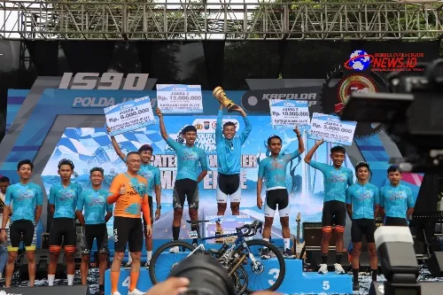 Kapolda Jatim Serahkan Medali Untuk Para Juara Tour de Panderman di Kota Batu