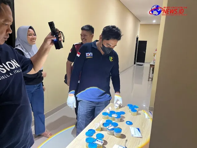 Polres Sumenep Amankan Puluhan Dos Berisi Miras Dari Dua Cafe, 34 Pengunjung Ditest Urine