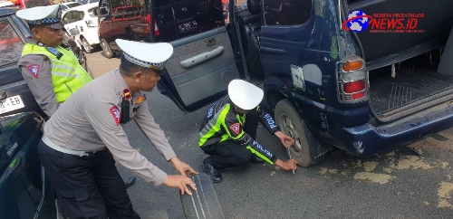 Gercep, Personil Lantas Polres Bondowoso Bantu Mobil Rombongan Manasik Haji Yang Alami Pecah Ban