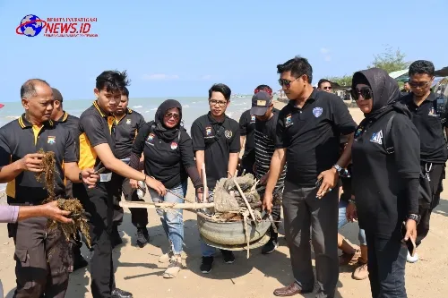 Gerakan Peduli Lingkungan Polres Pamekasan Bersama Media dan Komunitas Vespa Bersihkan Pantai