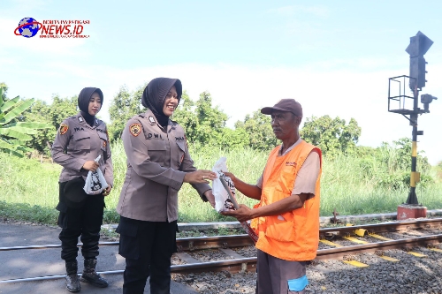 Rayakan Idul Adha, Polwan Polres Pasuruan Berbagi Daging Hewan Qurban Untuk Penjaga Perlintasan Kereta