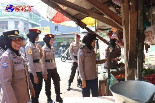 Polwan Polres Mojokerto Kota Blusukan ke Pasar Beri Himbauan Kamtibmas