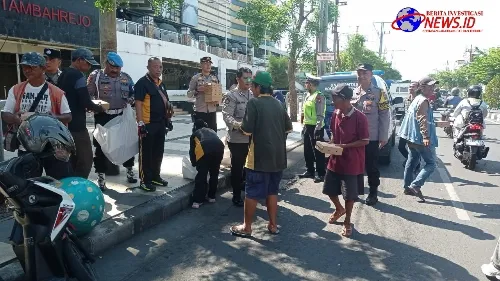 Polsek Simokerto Gelar Patroli Antisipasi Kejahatan Sambil Berbagi 200 Nasi Kotak ke Masyarakat