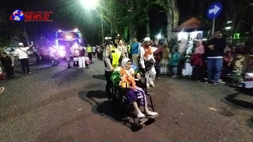 Sigap dan Senyum Ikhlas Polwan Polres Bojonegoro Layani Kepulangan Jamaah Haji