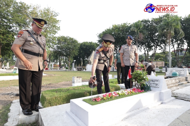 Maknai Perjuangan, Waka Polda Jatim Pimpin Ziarah ke Makam Pahlawan di Hari Bhayangkara ke-78