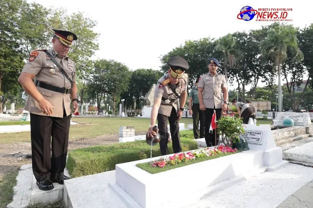 Maknai Perjuangan, Waka Polda Jatim Pimpin Ziarah ke Makam Pahlawan di Hari Bhayangkara ke-78