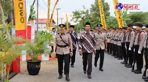 Polres Nganjuk Gelar Upacara Tradisi Peletakan Karangan Bunga di Monumen Perjuangan Polri Ngadiboyo