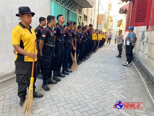 Sambut HUT Bhayangkara ke-78, Polsek Simokerto Lakukan Aksi Sosial Bakti Religi dan Bakti Sosial di Kelenteng Boen Bio Surabaya