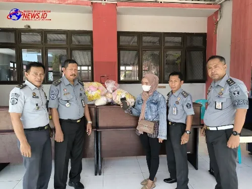 Petugas Lapas Narkotika Kelas IIA Pamekasan Kanwil Kemenkumham Jatim Berhasil Gagalkan Penyelundupan HP Melalui Makanan Pengunjung