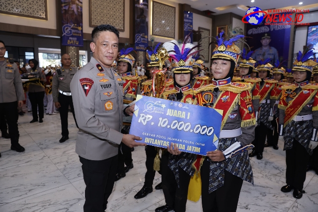 Wakapolda Jatim Serahkan Trophy Tiga Pemenang Lomba Pocil Sambut Hari Bhayangkara ke-78