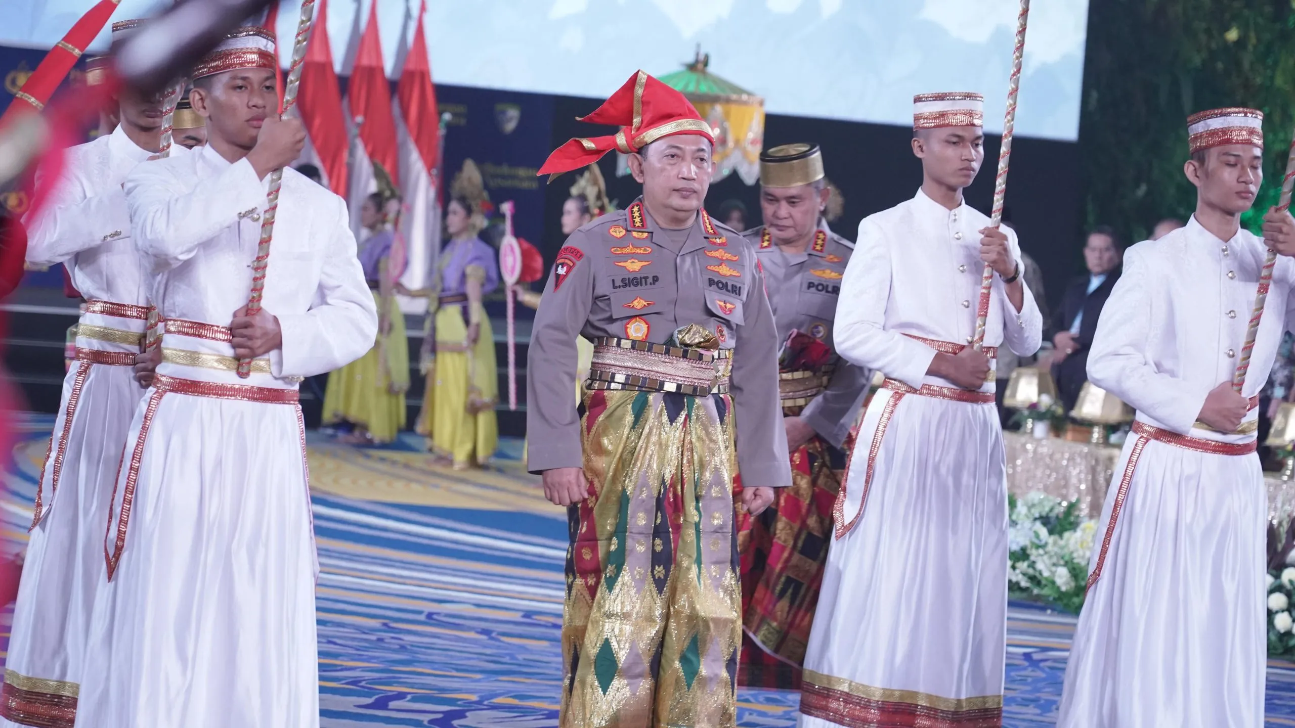 Kapolri Diberi Gelar Adat-Pusaka Oleh Dewan Adat dan Kerajaan di Sulawesi Selatan