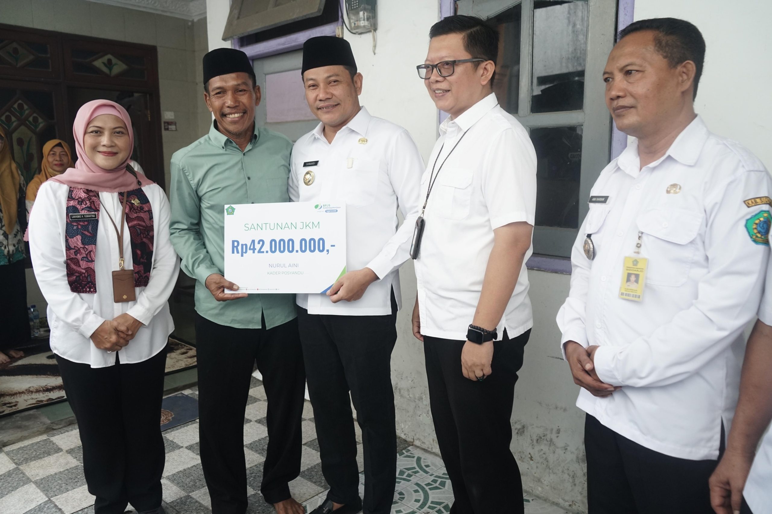 Dua Kader Posyandu Meninggal, Plt Bupati Sidoarjo Serahkan Santunan Klaim JKM BPJS