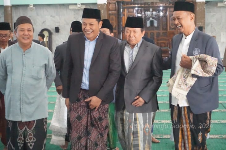Pemkab Sidoarjo Serahkan Sapi 1 Ton Disembelih di Masjid Agung, Berharap Qurban Jadi Berkah Warga Kota Delta