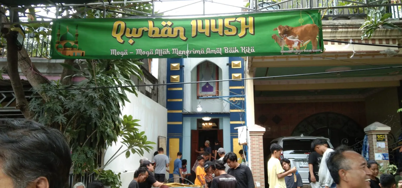 Kapolsek Dukuh Pakis Pantau Langsung Pendistribusian Hewan Qurban