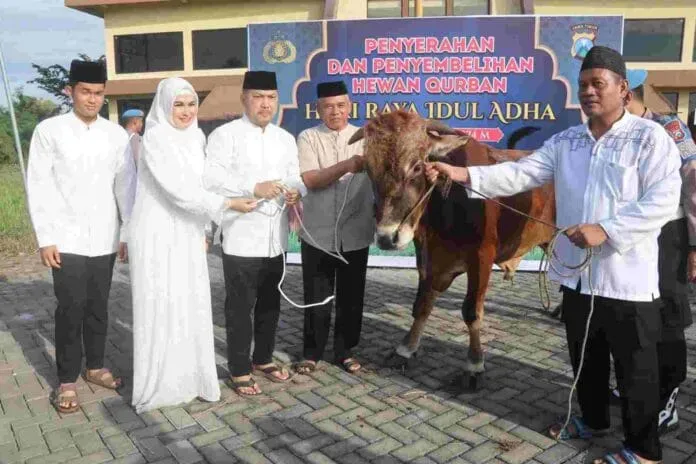Polres Pasuruan Gelar Sholat Idul Adha Dilanjutkan Penyerahan Sekaligus Penyembelihan Hewan Qurban