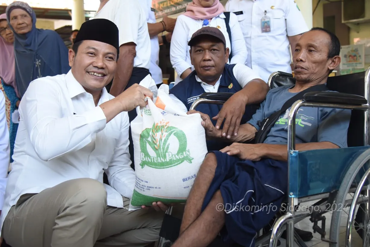 Guru Ngaji Desa di Sidoarjo Berterima Kasih Dapat Bantuan Beras dari Plt Bupati H Subandi