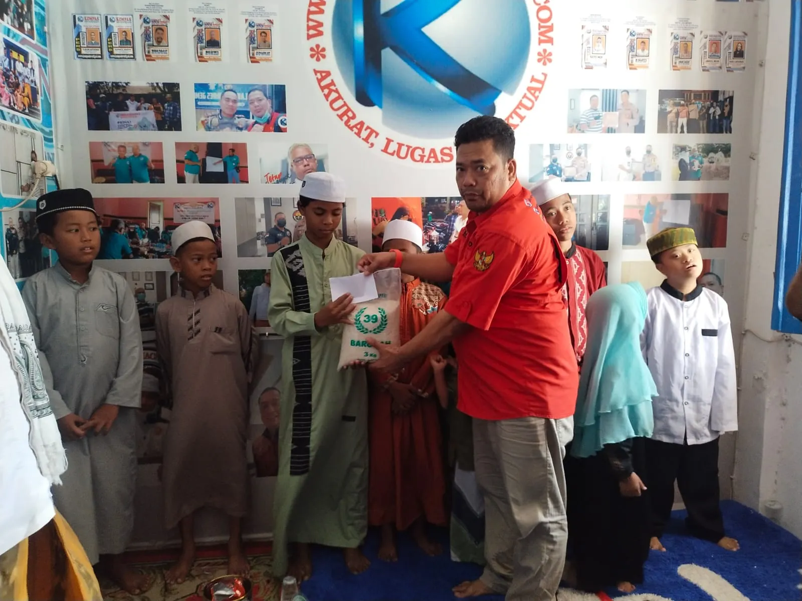 Media Online Beritainvestigasinews.id Rayakan Anniversary Yang ke-1 Dengan Berbagi Sembako dan Santunan Anak Yatim Piatu