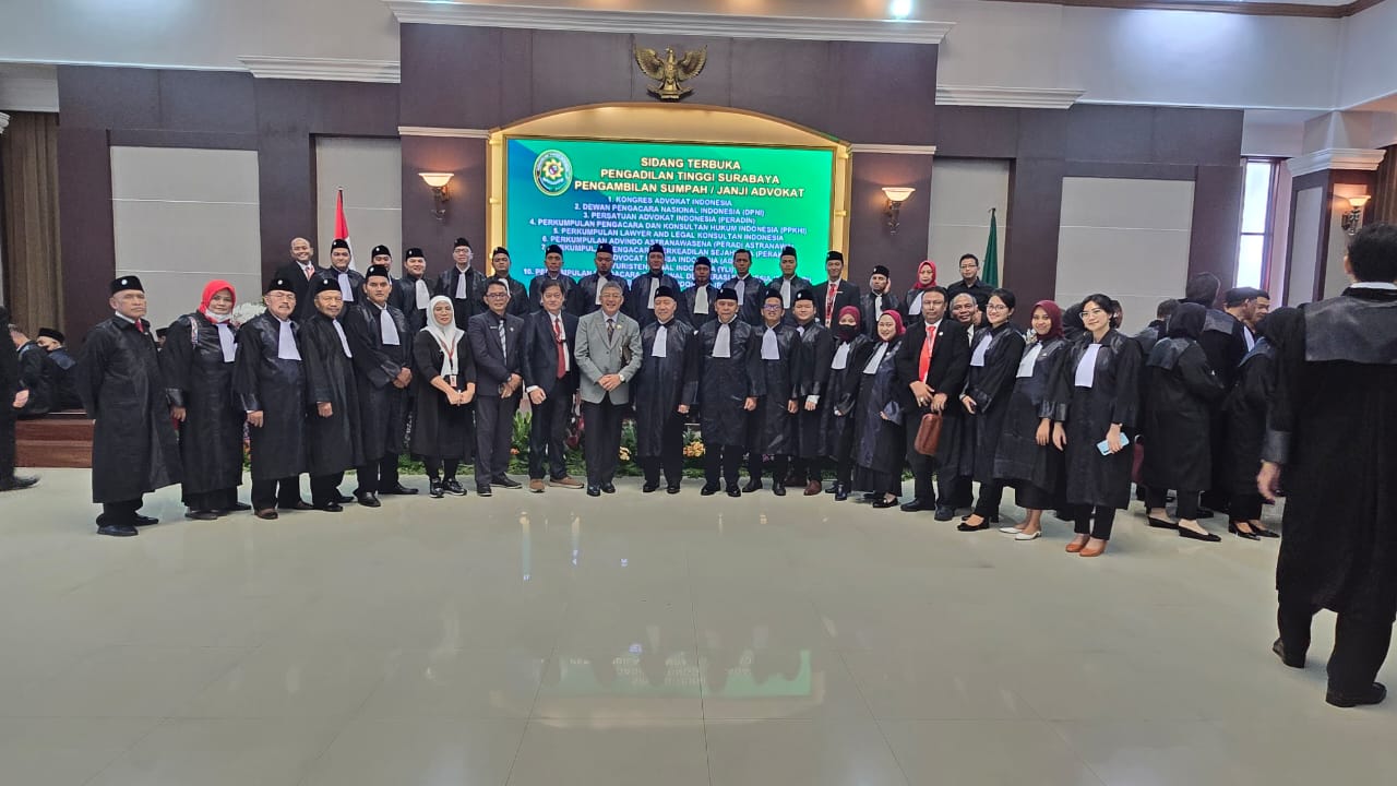 Puluhan Anggota Kongres Advokat Indonesia (ADVOKAI) Ikuti Pengambilan Sumpah Advokat di Pengadilan Tinggi Surabaya