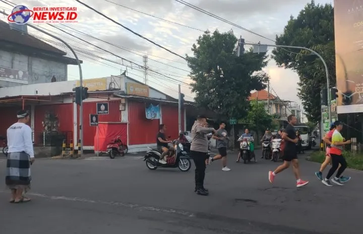 Kolaborasi Bhabinkamtibmas Bersama Pecalang Amankan Kegiatan Jalan Santai