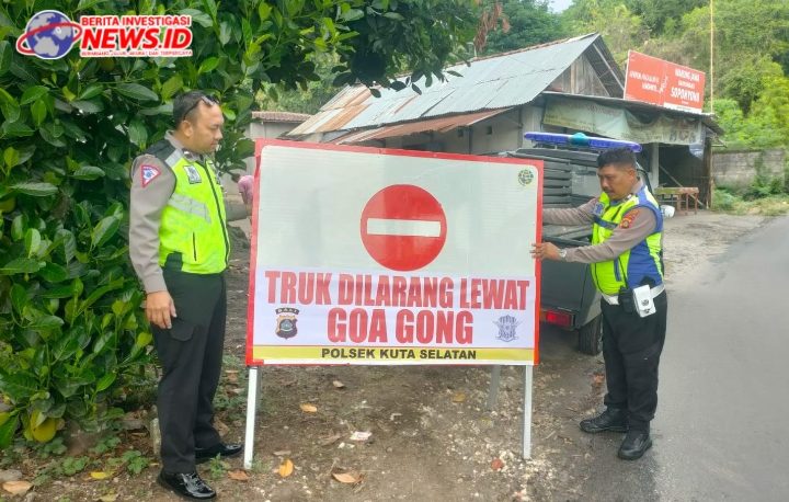 Polsek Kutsel Pasang Papan Larangan Truk Melintas Tanjakan Goa Gong