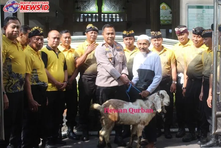 Kapolres Bandara Ngurah Rai Serahkan Hewan Qurban kepada Pengurus Masjid Nurul Huda 