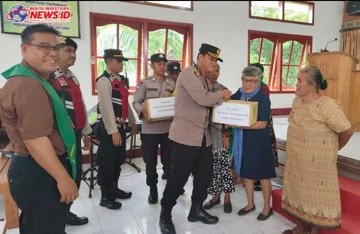 Perhatian Khusus Kapolsek Gilimanuk Berikan Bantuan Sembako kepada Lansia Umat Kristiani