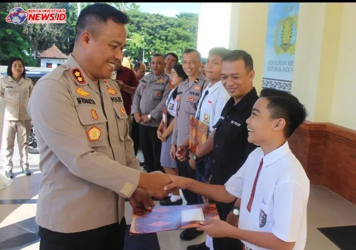 Kapolres Bandara Ngurah Rai Serahkan Beasiswa bagi Siswa Berprestasi