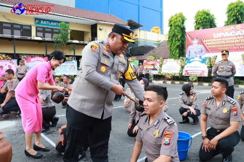 Kapolres Tanjung Perak Pimpin Upacara Kenaikan Pangkat 27 Personel Polri