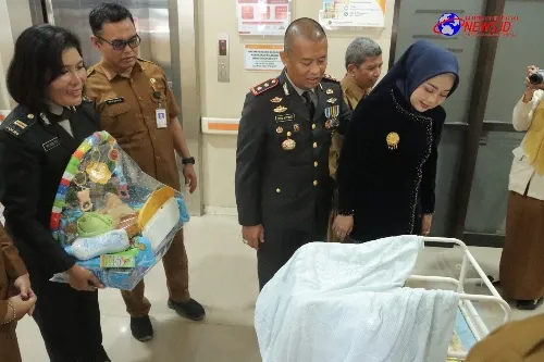 Kapolres Mojokerto Beri Kado untuk 3 Bayi Lahir di Hari Bhayangkara ke-78