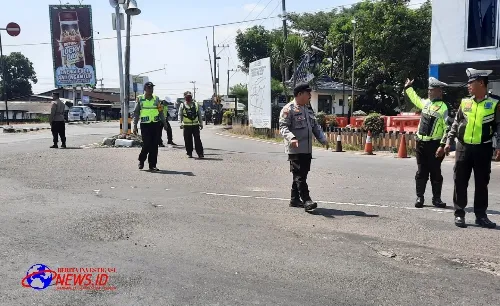 Polisi Siaga di Perbatasan Kediri-Kertosono Pada Suran Agung
